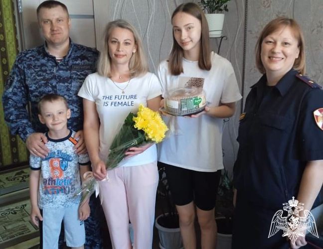 Росгвардейцы поздравили семьи коллег с Днем семьи, любви и верности в Омской области