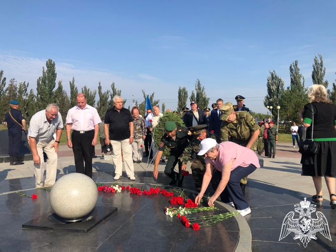 В  День солидарности  в борьбе с терроризмом   росгвардейцы возложили цветы к мемориальному комплексу  в  Омске