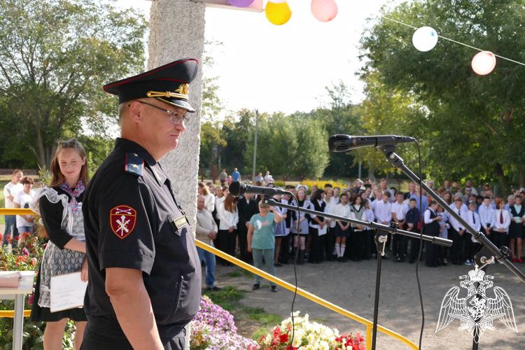 В День знаний начальник управления Росгвардии по Омской области посетил школу своего детства 