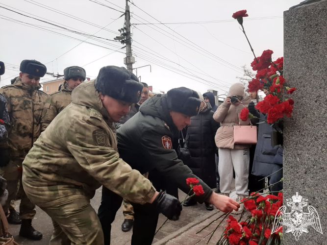В Омске росгвардейцы возложили цветы к памятнику детям блокадного Ленинграда