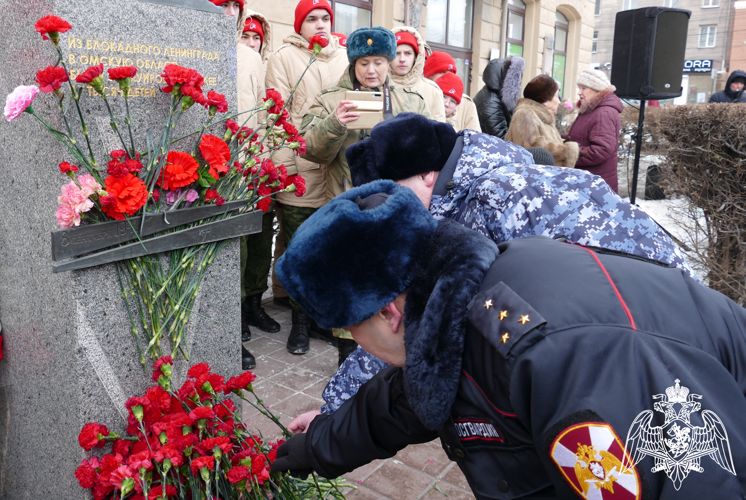 В Омске росгвардейцы возложили цветы к памятнику детям блокадного Ленинграда