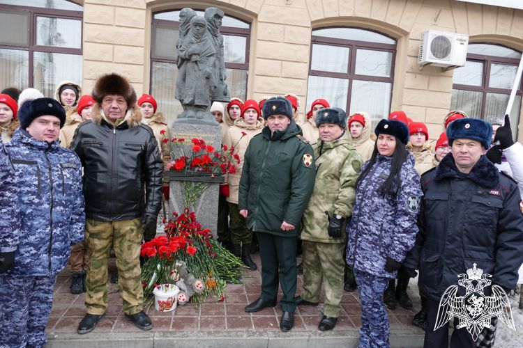 В Омске росгвардейцы возложили цветы к памятнику детям блокадного Ленинграда