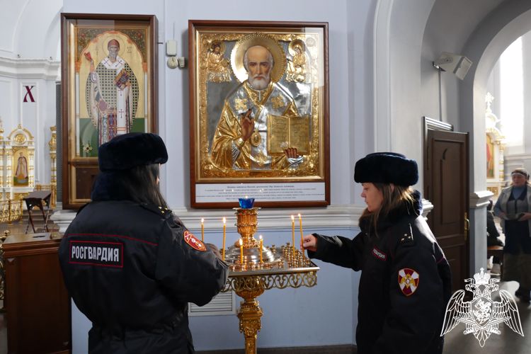 В Омске росгвардейцы приняли участие в православном молебне 