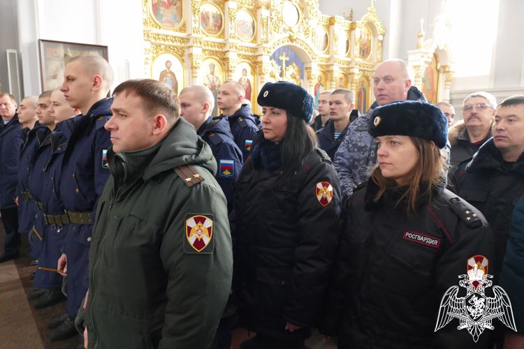 В Омске росгвардейцы приняли участие в православном молебне 