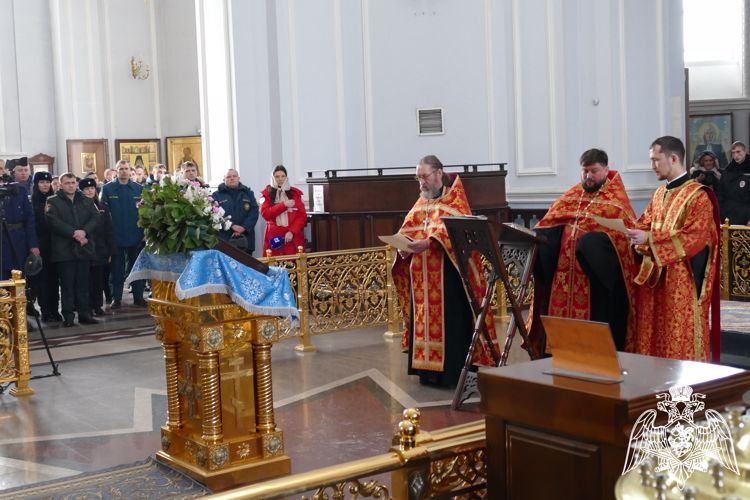 В Омске росгвардейцы приняли участие в православном молебне 