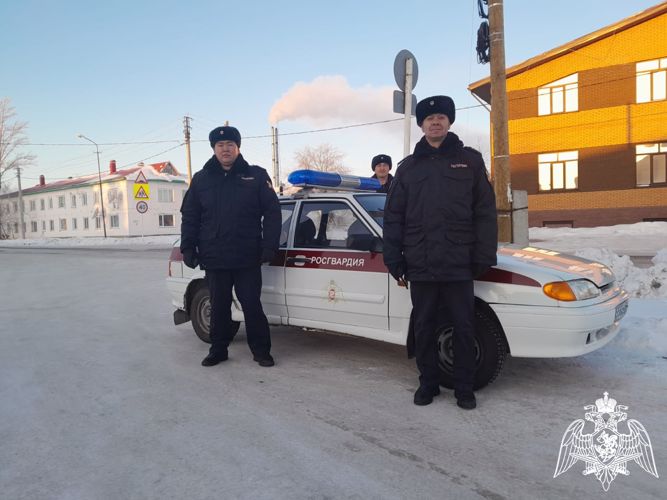 В Омской области благодаря бдительности росгвардейцев спасена женщина, потерявшая сознание на улице