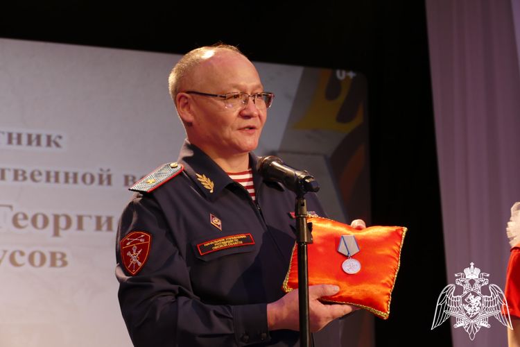 Управлением Росгвардии по Омской области передана в музей Азовского района боевая награда времен ВОВ