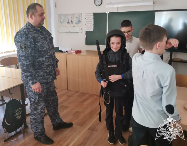 Сотрудники Росгвардии провели уроки мужества для учащихся образовательных учреждений Омской области