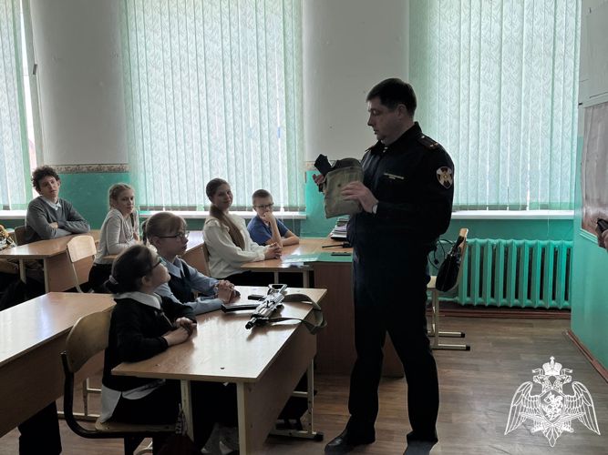Сотрудники Росгвардии провели уроки мужества для учащихся образовательных учреждений Омской области