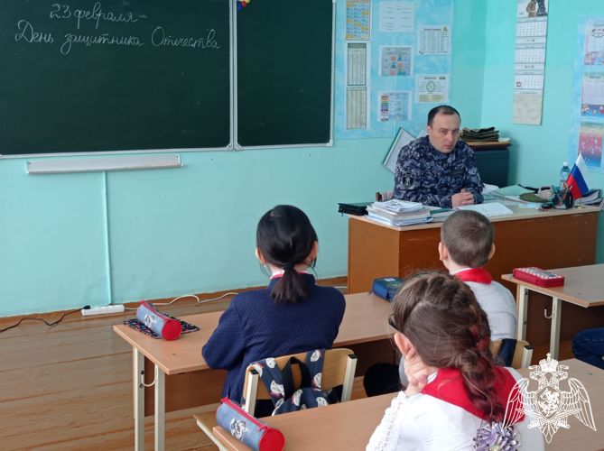 Сотрудники Росгвардии провели уроки мужества для учащихся образовательных учреждений Омской области