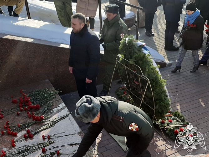 В Омске росгвардейцы возложили цветы в память о россиянах, исполнявших служебный долг за пределами Отечества
