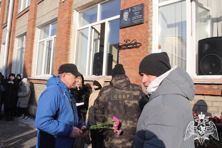 Мемориальную доску погибшему на СВО офицеру СОБР Росгвардии открыли в Омске
