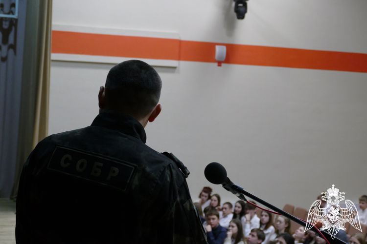 В Омске сотрудники СОБР встретились со школьниками на уроке мужества