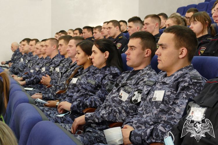 В Омске начальник региональной Росгвардии принял участие в организованной в Омской академии МВД России встрече со слушателями факультета профессиональной подготовки