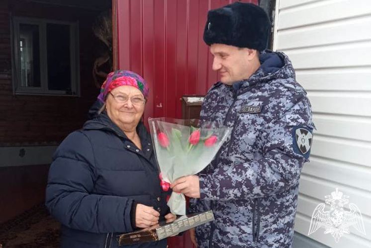 В Омске в канун 8 марта сотрудники Росгвардии поздравили матерей и вдов погибших товарищей