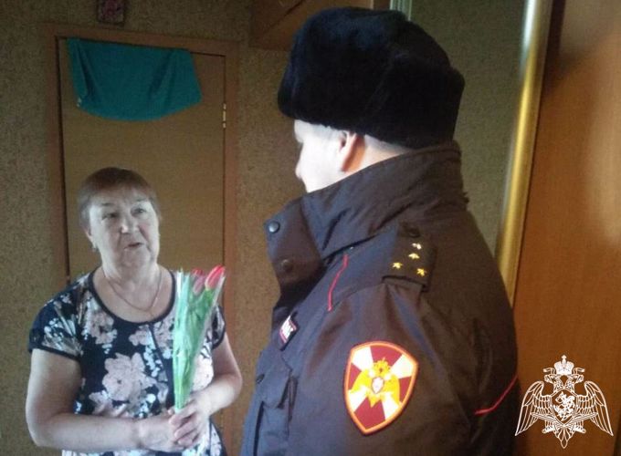 В Омске в канун 8 марта сотрудники Росгвардии поздравили матерей и вдов погибших товарищей