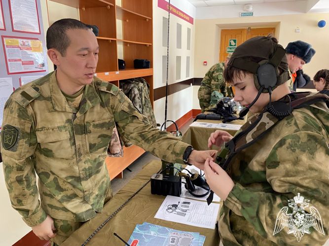 Военнослужащие омской воинской части Росгвардии провели урок мужества для кадетов класса «Гвардейская смена» 