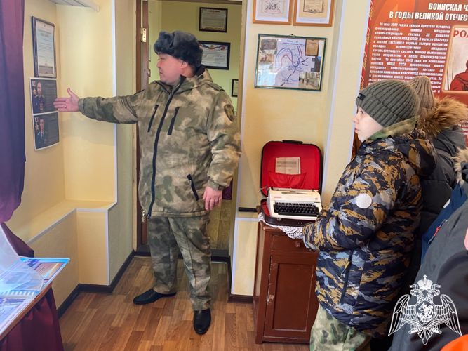 Военнослужащие омской воинской части Росгвардии провели урок мужества для кадетов класса «Гвардейская смена» 