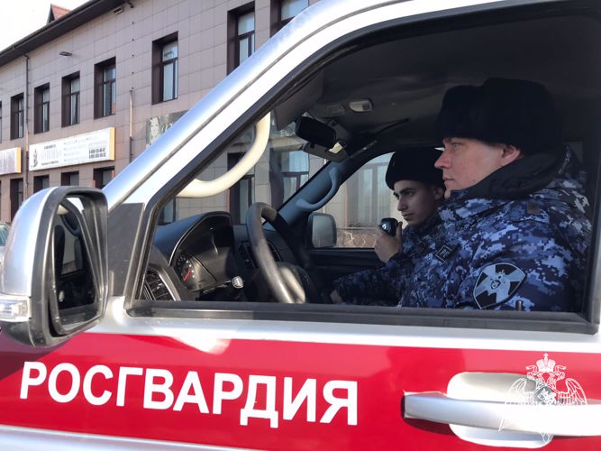 Росгвардейцы вернули маме потерявшегося ребенка в Омске