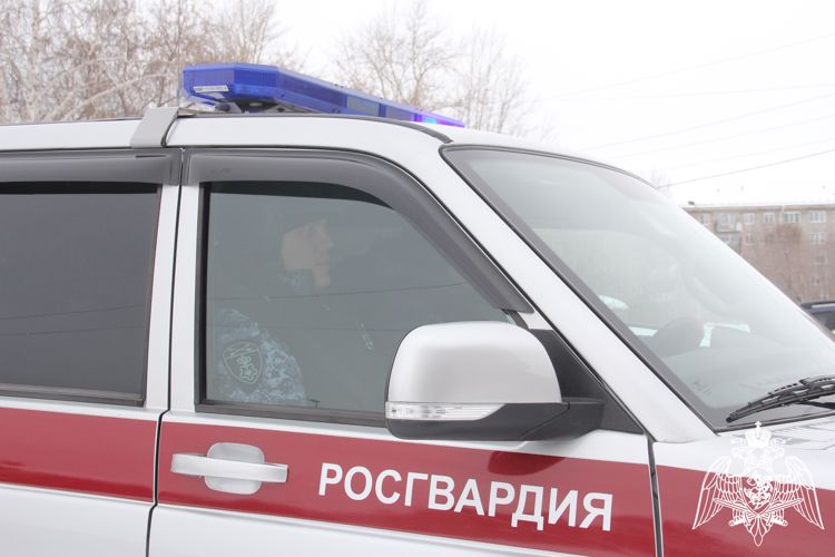 Росгвардейцы пришли на помощь, замерзавшему на улице мужчине в Омске