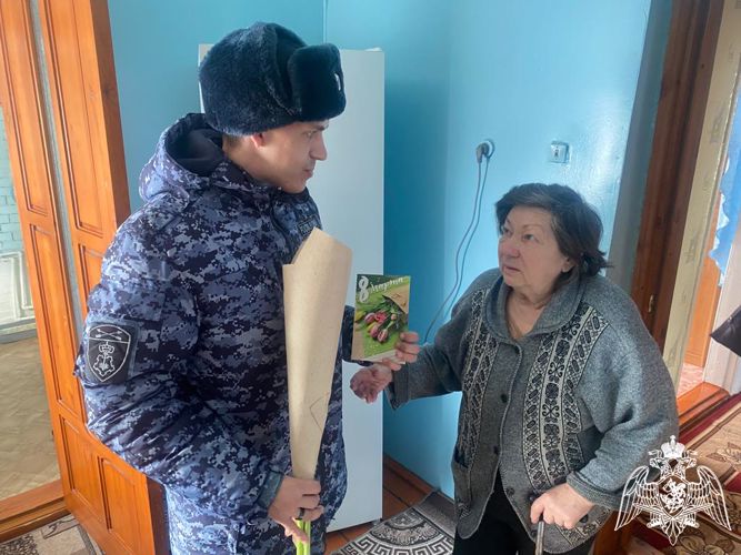 В Омске в канун 8 марта сотрудники Росгвардии поздравили матерей и вдов погибших товарищей