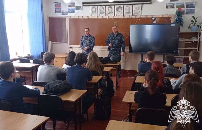 Росгвардейцы провели уроки мужества для школьников и студентов в Омской области