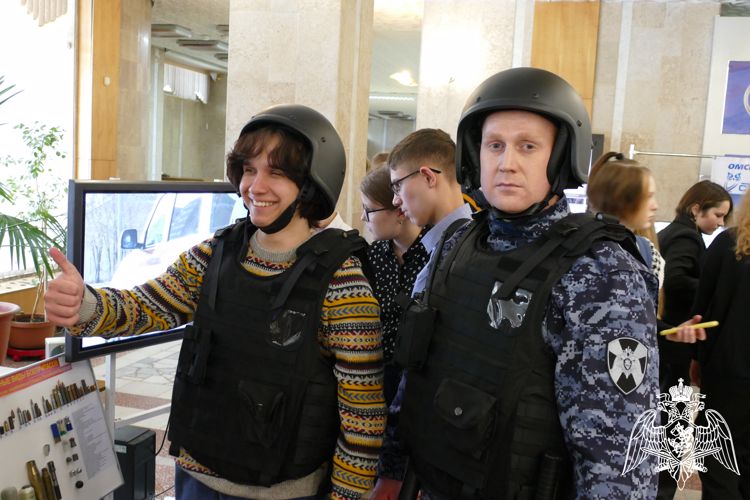 Росгвардейцы Омска приняли участие в военно-патриотической акции «Есть такая профессия – Родину защищать»