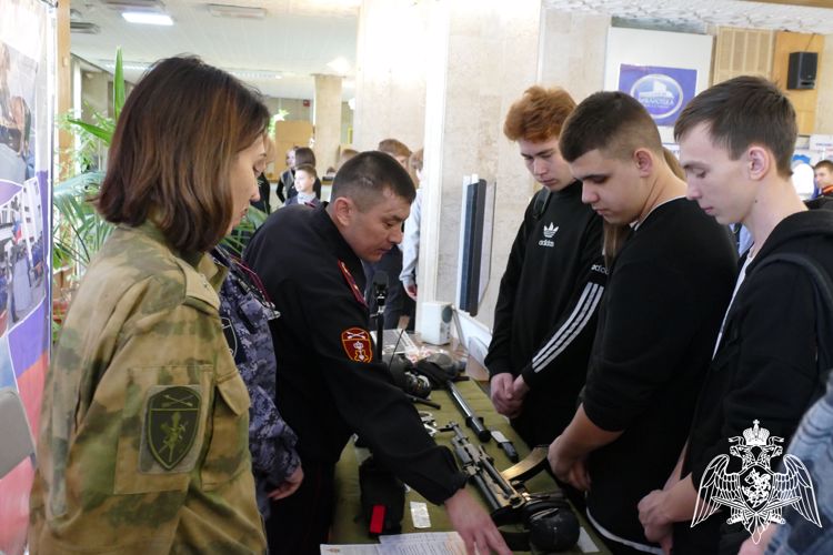 Росгвардейцы Омска приняли участие в военно-патриотической акции «Есть такая профессия – Родину защищать»