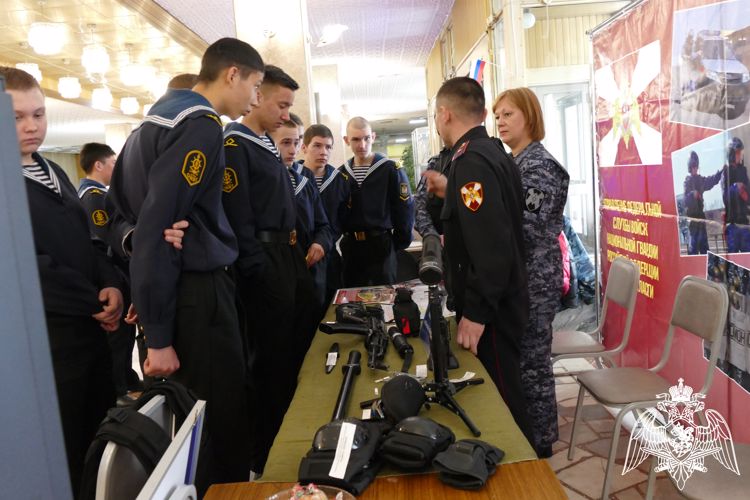 Росгвардейцы Омска приняли участие в военно-патриотической акции «Есть такая профессия – Родину защищать»