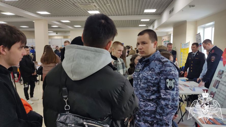 Сотрудники Росгвардии приняли участие в «Ярмарке вакансий» в Омске