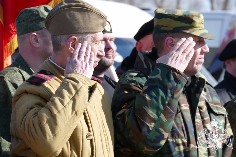 В Омске росгвардейцы и ветераны ведомства встретили участников автопробега «Дорога к Победе»