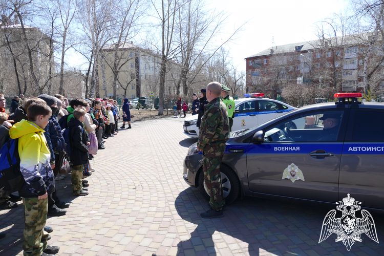 Офицеры Росгвардии и ГИБДД провели занятие по правилам дорожного движения со школьниками Омска