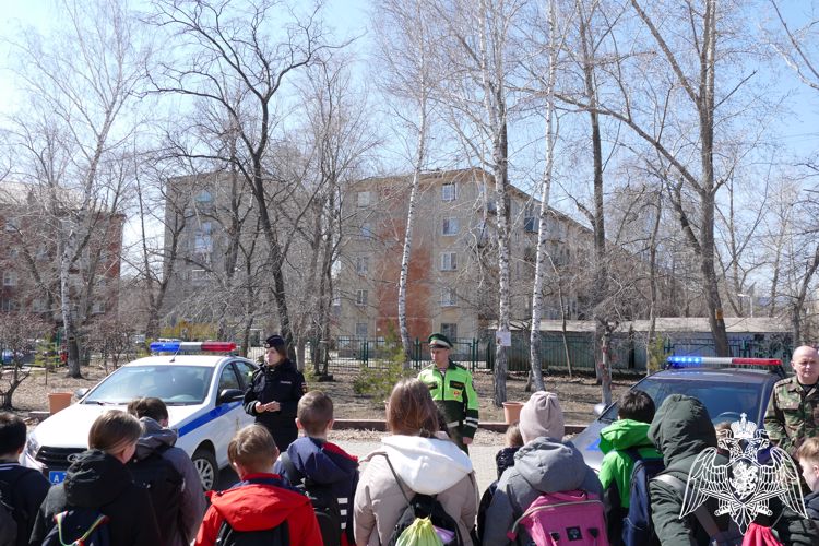 Офицеры Росгвардии и ГИБДД провели занятие по правилам дорожного движения со школьниками Омска