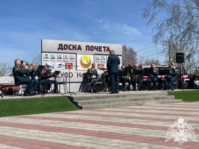 В Омске военнослужащие Росгвардии провели праздничный парад для постояльцев нежинского геронтологического центра