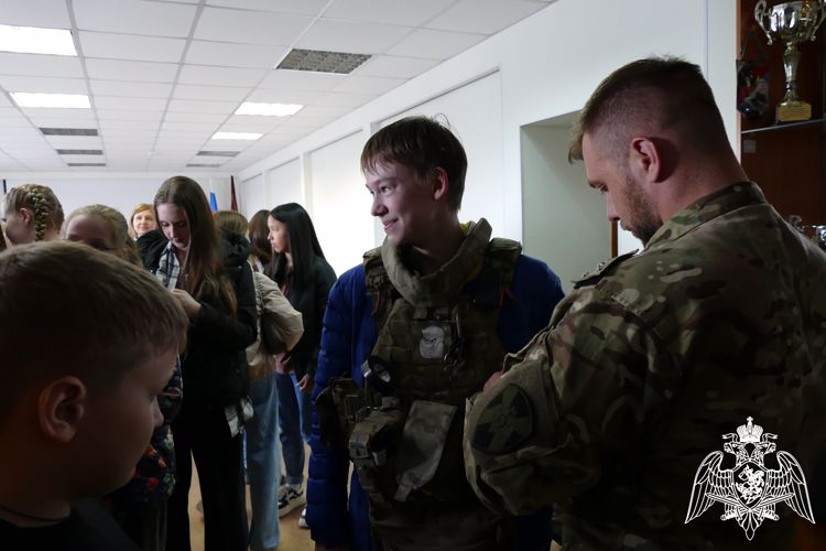 СОБР Росгвардии провел день открытых дверей для учеников омской школы