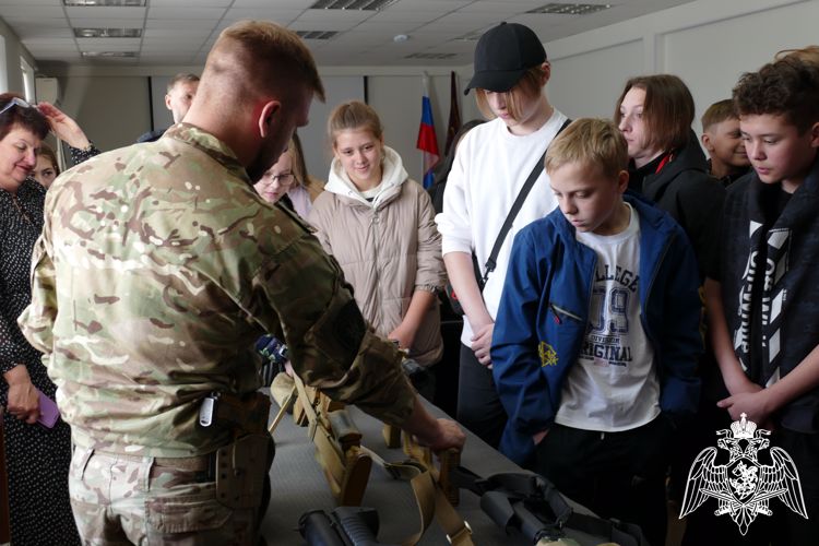 СОБР Росгвардии провел день открытых дверей для учеников омской школы