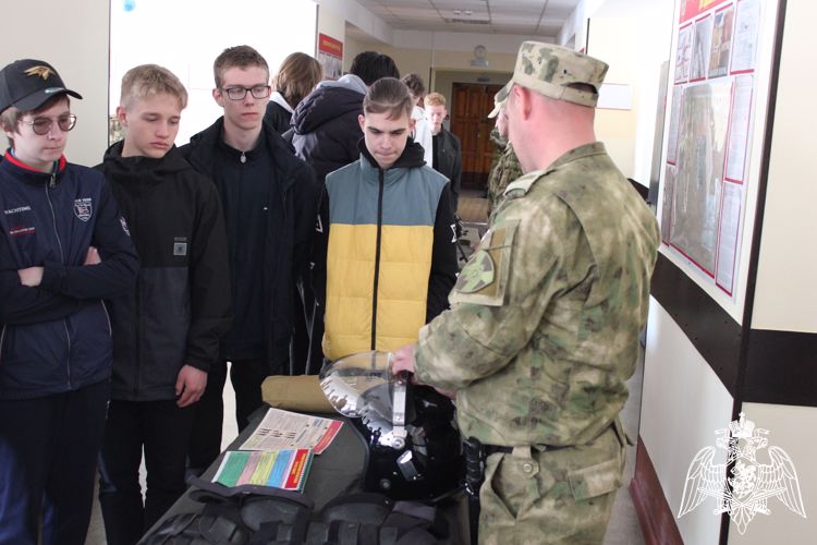 В Омске на базе воинской части Росгвардии состоялся урок мужества для школьников