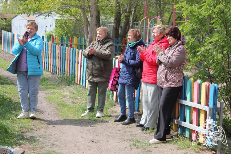  В Омске военнослужащие Росгвардии военными песнями поздравили с юбилеем ветеранов службы 