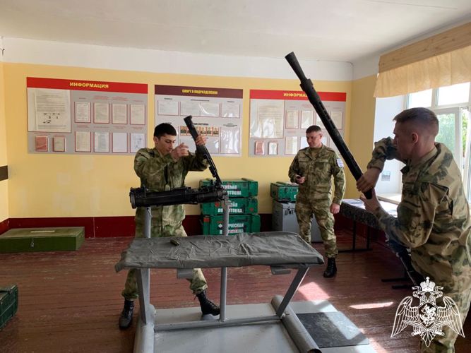 В омском центре подготовки личного состава Сибирского округа Росгвардии состоялся очередной выпуск водителей БТР