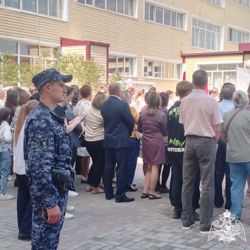     В Омской области сотрудники Росгвардии приняли участие в обеспечении безопасности проведения «Последних звонков» в школах 