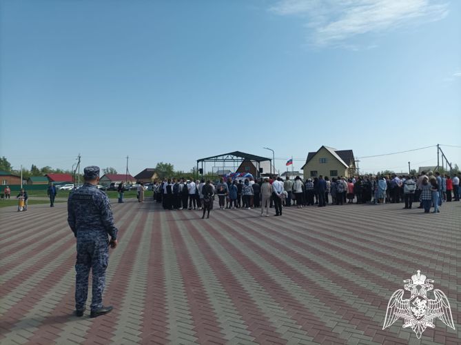     В Омской области сотрудники Росгвардии приняли участие в обеспечении безопасности проведения «Последних звонков» в школах 