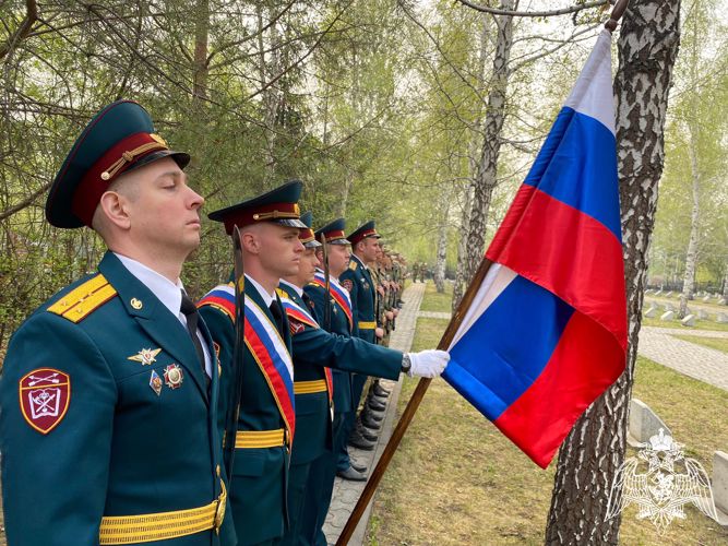 Начальник Управления Росгвардии по Омской области возложил цветы к памятным мемориалам в Парке Победы