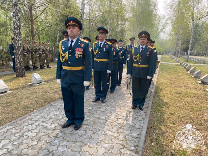 Начальник Управления Росгвардии по Омской области возложил цветы к памятным мемориалам в Парке Победы
