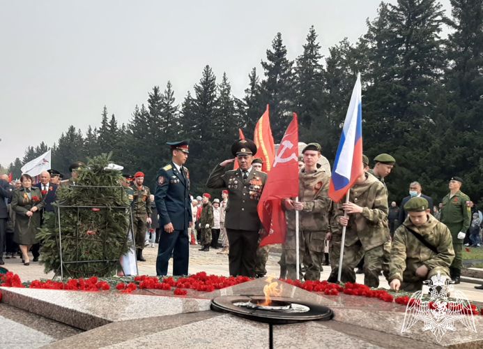 Начальник Управления Росгвардии по Омской области возложил цветы к памятным мемориалам в Парке Победы