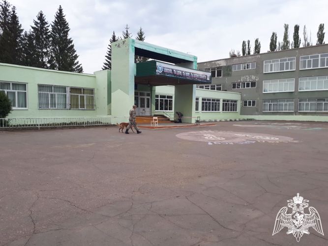     В Омской области сотрудники Росгвардии приняли участие в обеспечении безопасности проведения «Последних звонков» в школах 