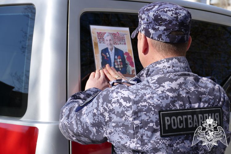 В Омске росгвардейцы присоединились ко Всероссийской акции «Бессмертный автополк» 
