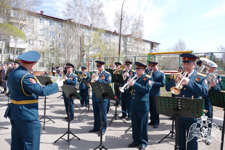 Росгвардейцы Омска присоединились к патриотической акции "Парад у дома ветерана" 