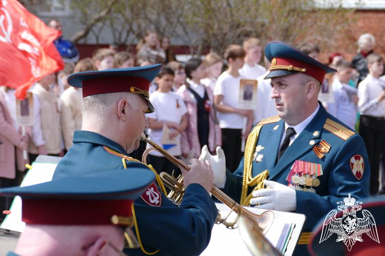 Росгвардейцы Омска присоединились к патриотической акции "Парад у дома ветерана" 