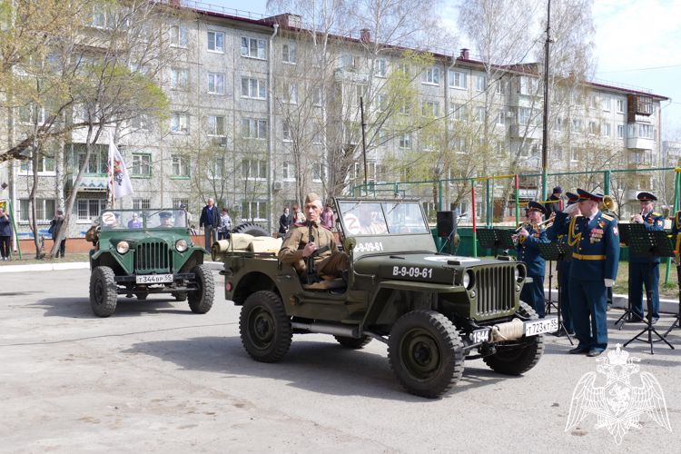 Росгвардейцы Омска присоединились к патриотической акции "Парад у дома ветерана" 