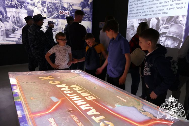 В Омске росгвардейцы вместе с детьми посетили исторический мультимедийный парк «Россия — моя история»